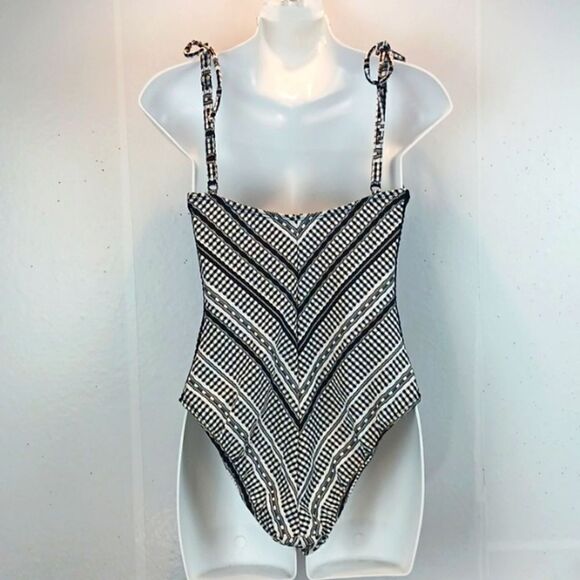 Robin Picone Avery black/ white with crochet details one piece swimsuit size 6 - Picture 9 of 12